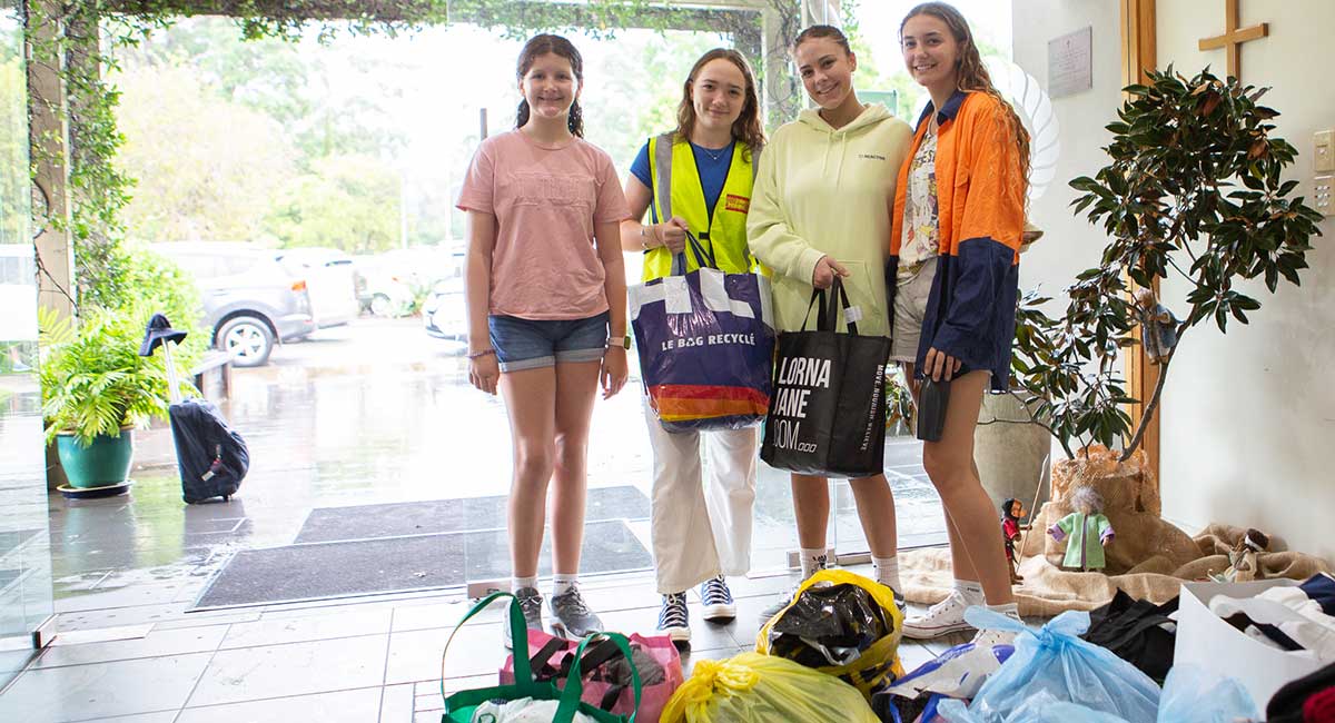 Flinders-students-help-with-flood-fundraiser