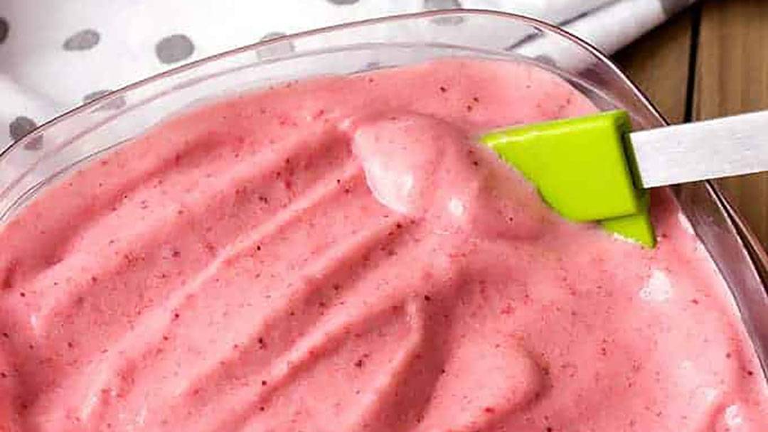 Strawberry banana frozen yoghurt recipe