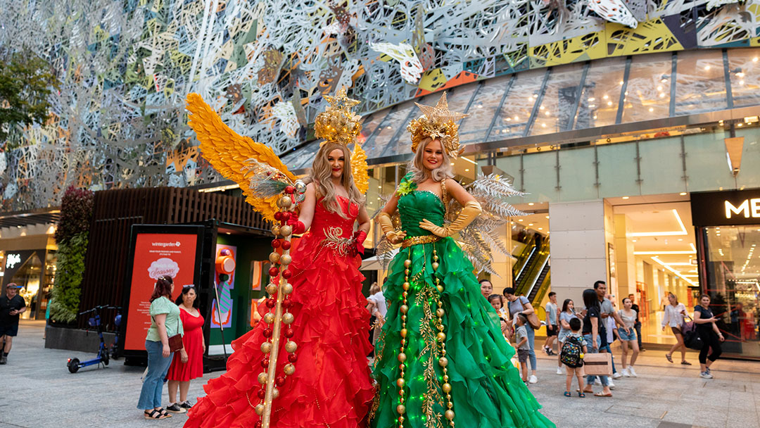 Christmas on Queen Roaming Entertainment