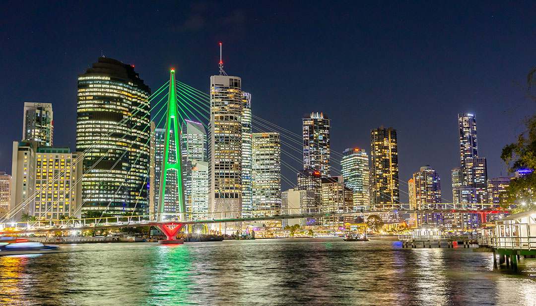 New landmark Kangaroo Point Bridge lights up Brisbane