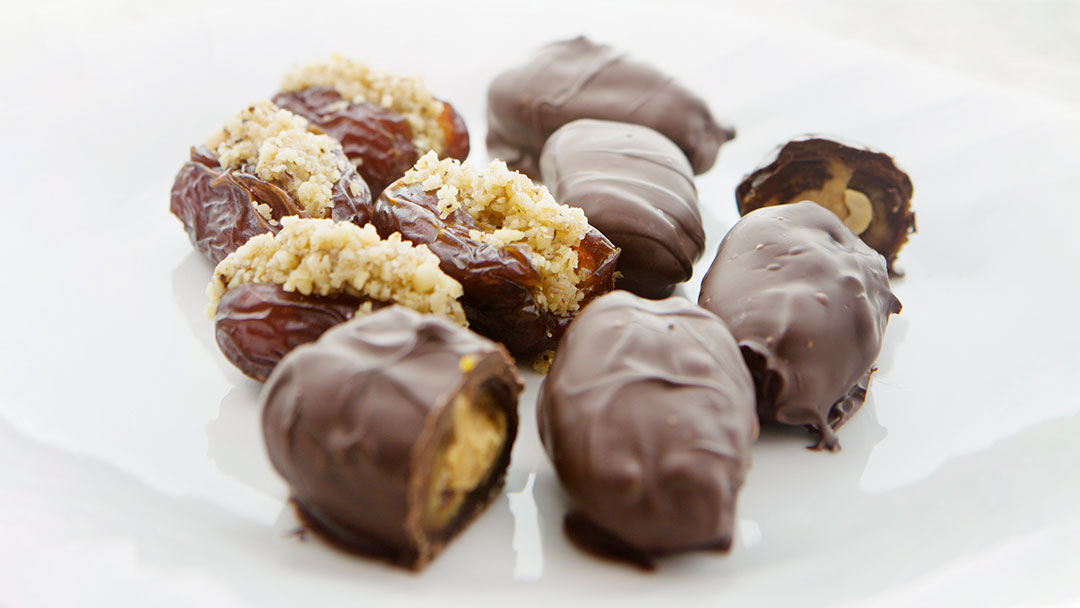 Healthy, Delicious and Kid-Approved: Gluten-Free Raw Snickers Bars