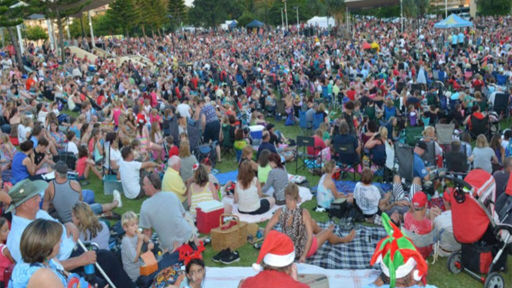 Crowds at Carols on Kings 2019